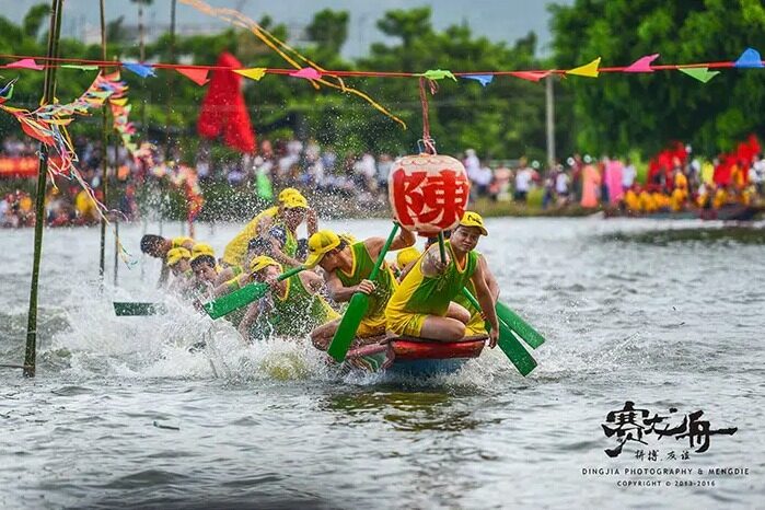 El Festival del Barco Dragón (端午节, Duanwujie) es un día festivo oficial en China continental. También llamado el Festival del Doble Quinto, se celebra el quinto día del quinto mes del... Calendario lunar chino (农历, nónglì).